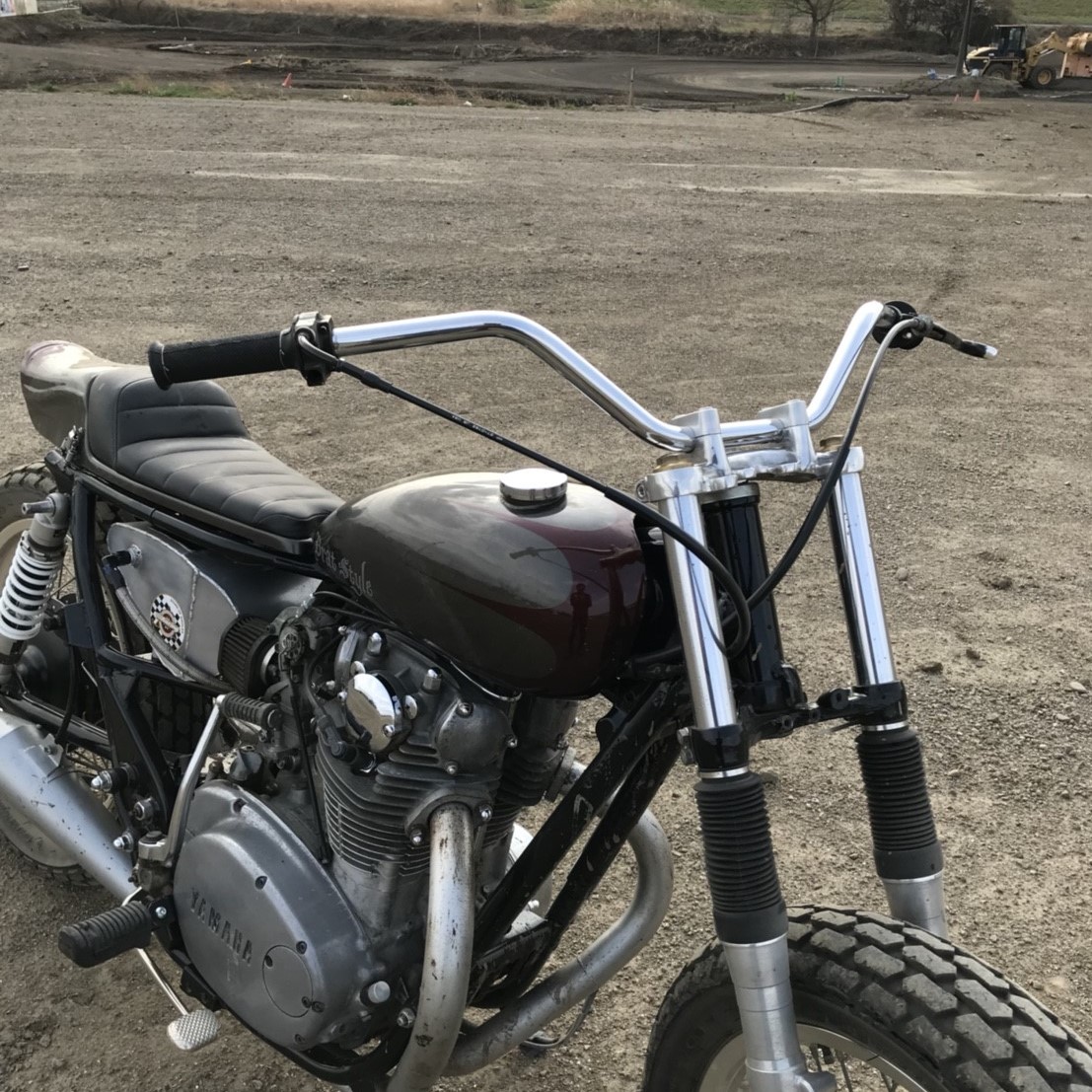 ボバーにぴったりなハンドルですブラットスタイル　sr400 ハンドル　ミリバー